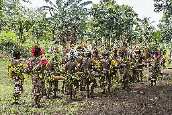 Dorfbewohner führen einen traditionellen melanesischen Stammestanz in Tufi  Papua-Neuguinea  auf; Tufi  Provinz Oro  Papua-Neuguinea