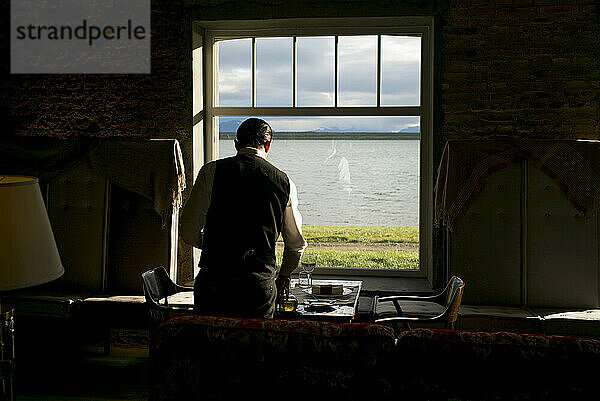 Gast in einem Zimmer des Singular Hotels; Natales  Magallanes und Antartica Chilena Region  Chile