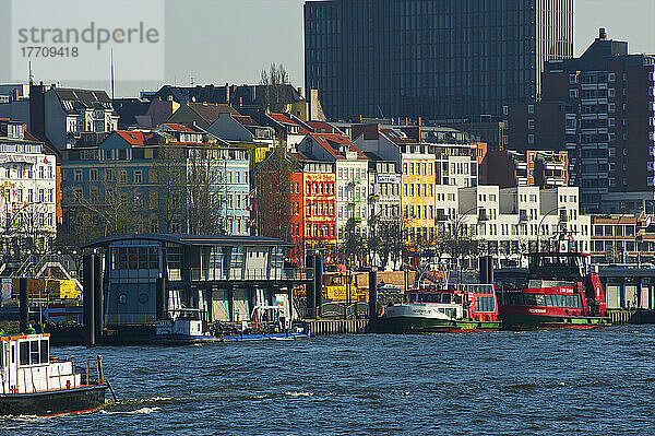 Boote vertäut entlang des Flusses und bunte Gebäude; Hamburg Deutschland