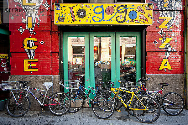 Fahrräder vor einer Pizzeria im West Village  Manhattan  New York  USA