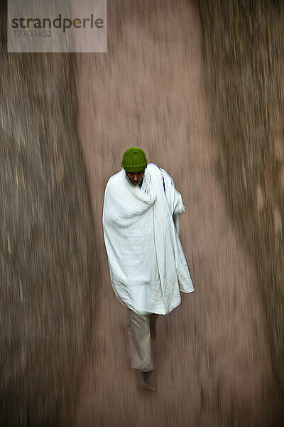 Ein Pilger bei der orthodoxen Osterfeier; Lalibela  Äthiopien