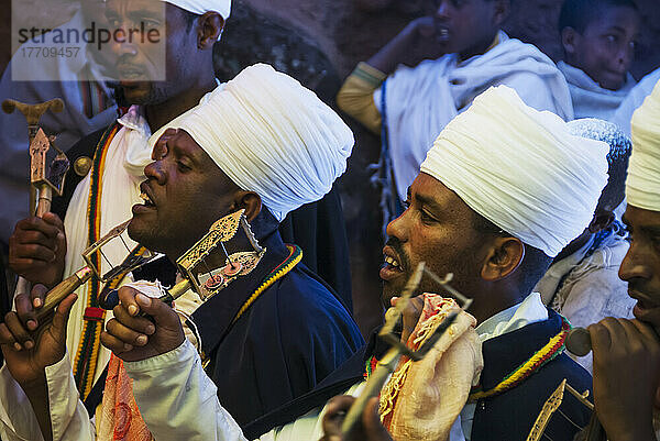 Eine Gruppe von Männern  die singen und Instrumente spielen; Lalibela  Äthiopien