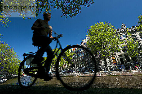 Silhouette von Mann Radfahren Vergangenheit Kanal; Amsterdam  Holland