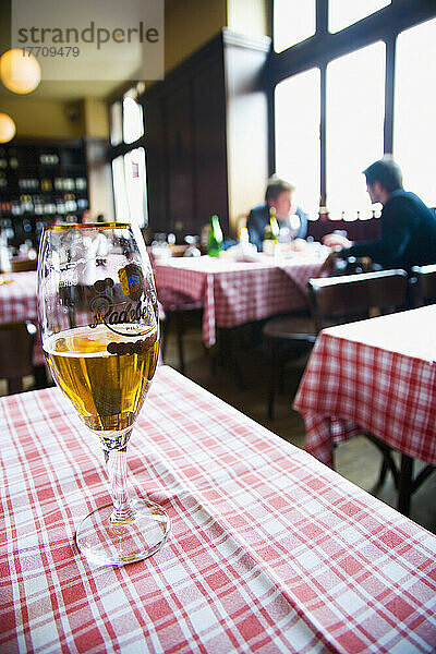 Glas Bier auf dem Tisch im Restaurant; Berlin  Deutschland