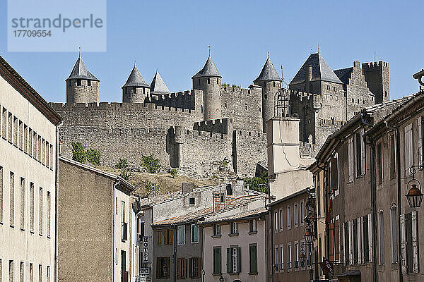 Burg und Festungsmauern der doppelwandigen Burg mit modernen Wohngebäuden im Vordergrund; Carcassonne  Languedoc-Rousillion  Frankreich