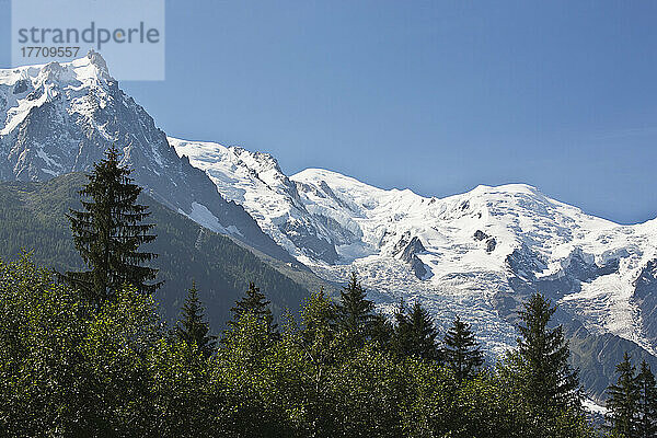 Mont-Blanc-Massiv  links die Aiguille Du Midi  in der Mitte der Mont Blanc; Frankreich