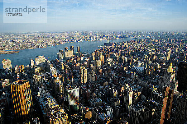 Ansichten von Manhattan von der Spitze des Empire State Building  New York  USA