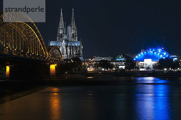 Hohenzollernbrücke und Kölner Dom bei Nacht; Köln  Deutschland