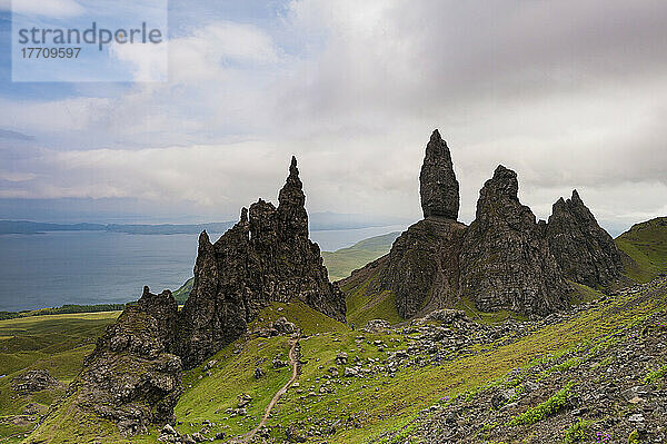 Seltsame felsige Ausläufer des Heiligtums   darunter der alte Mann von Storr  Trotternish; Isle of Skye  Schottland
