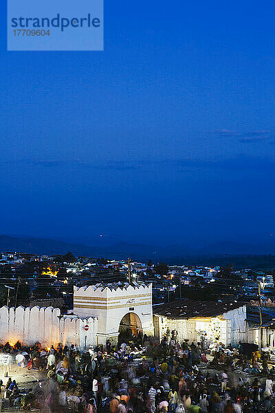 Abendszene rund um das Haupttor in der Altstadt von Harar in Ostäthiopien; Harar  Äthiopien
