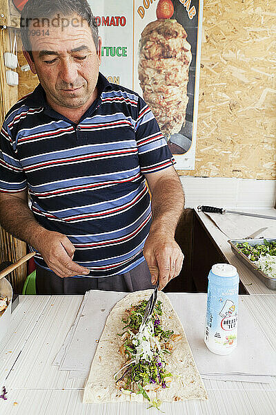 Ein Mann bei der Essenszubereitung; Goreme  Kappadokien  Türkei