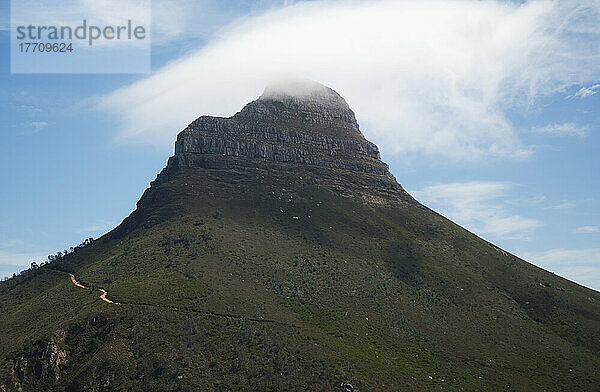 Peak of Lion's Head Mountain mit Wolke an der Spitze; Kapstadt  Südafrika