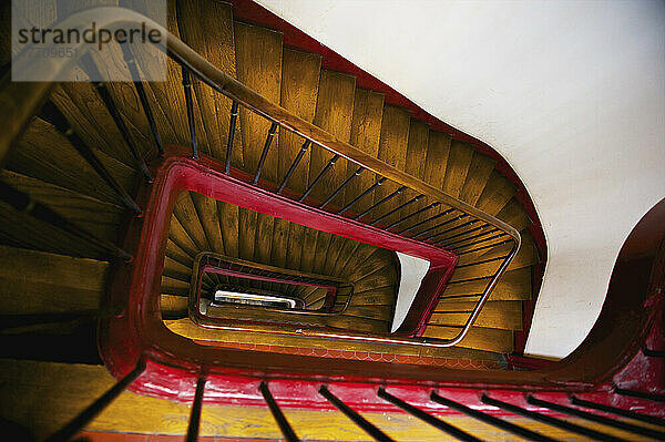 High Angle View Of A Wooden Steps  Handlauf und Geländer im Inneren eines Gebäudes  Marais District; Paris  Frankreich