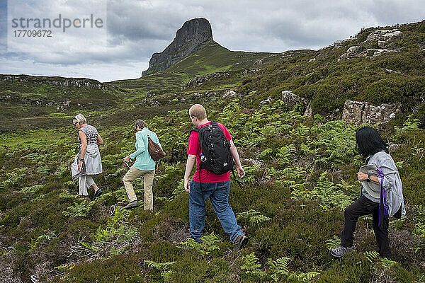 Wanderer navigieren auf einem Pfad in der Nähe von An Sgurr  Isle of Eigg  Schottland; Isle of Eigg  Schottland