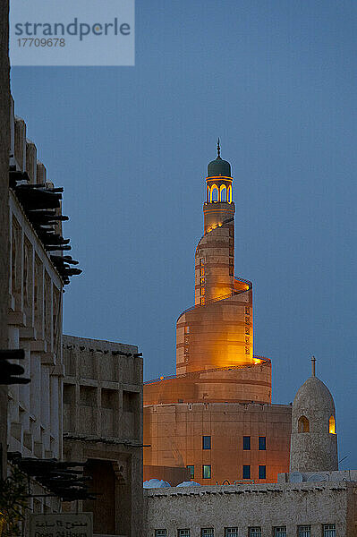 Blick über den Wafi Souk auf das islamische Kulturzentrum und die Moschee von Katar (Fanar) in der Abenddämmerung; Doha  Katar