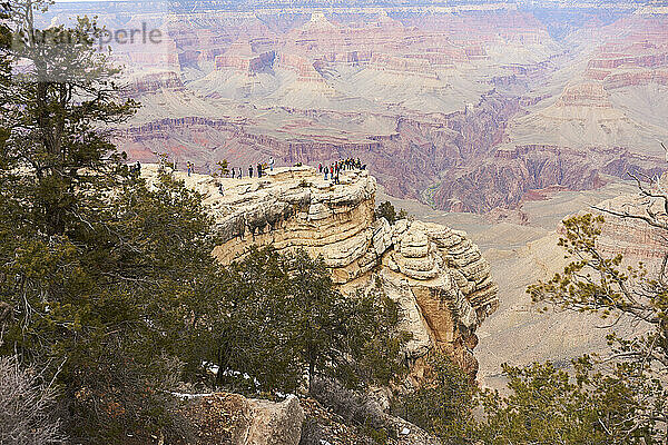 Weitwinkellandschaft des Grand Canyon mit Touristen  die auf einem Felsvorsprung fotografieren; Arizona  Vereinigte Staaten von Amerika