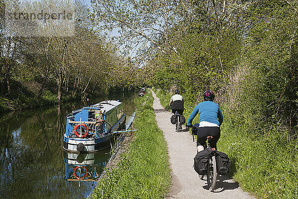 Radfahren auf dem Weg neben dem Kennet and Avon Canal; Wiltshire  England