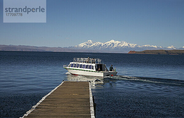 Steg mit Fähre von der Sonneninsel  Titicacasee; Bolivien