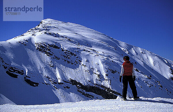 Snowboarder mit Blick auf die Aussicht auf der Schweizer Seite des Skigebiets Avoreaz. Die Alpen  Frankreich.