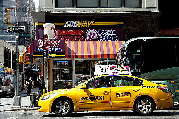 Gelbes Taxi in Manhattan  New York  USA