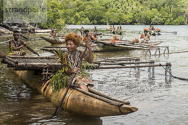 Melanesische Frau in traditioneller Kleidung mit Tapa-Rindenstoff des Dorfes Natade in Auslegerkanus am Eingang zu den Tufi-Fjorden von Kap Nelson in der Oro-Provinz von Papua-Neuguinea; Tufi  Oro-Provinz  Papua-Neuguinea