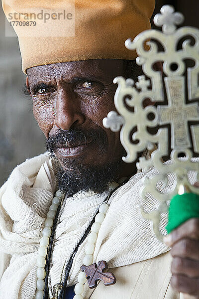 Orthodoxer Priester mit Zeremonienkreuz; Äthiopien