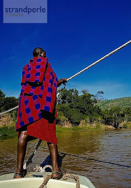 Masai-Mann beim Überqueren des Mara-Flusses