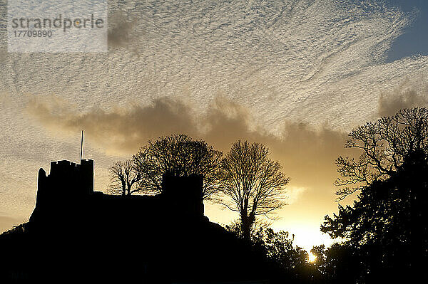 Silhouette von Lewes Castle mit Makrele Himmel hinter in der Abenddämmerung; Lewes  East Sussex  England