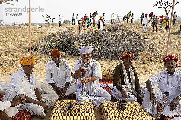 Dorfälteste rauchen Wasserpfeife in der Wüste Thar in Rajasthan  Indien; Nagaur  Rajasthan  Indien