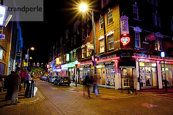 Neonlichter von den indischen Restaurants in der Brick Lane  East London  London  Uk