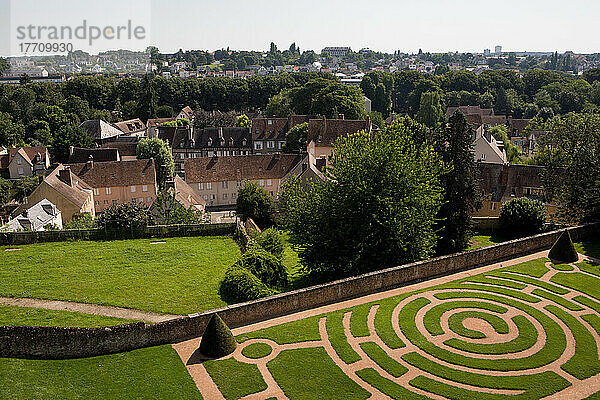 Der Garten des Bischofspalastes an der Kathedralenbasilika Unserer Lieben Frau von Chartres liegt auf einem Hügel über der Stadt Chartres; Chartres  Frankreich