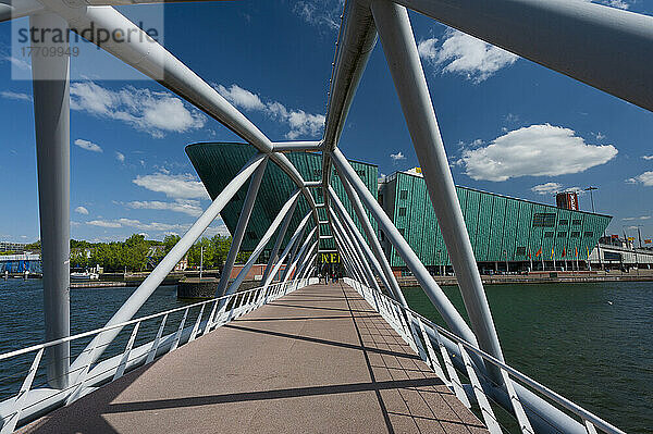 Brücke zum Nemo Science Centre; Amsterdam  Holland