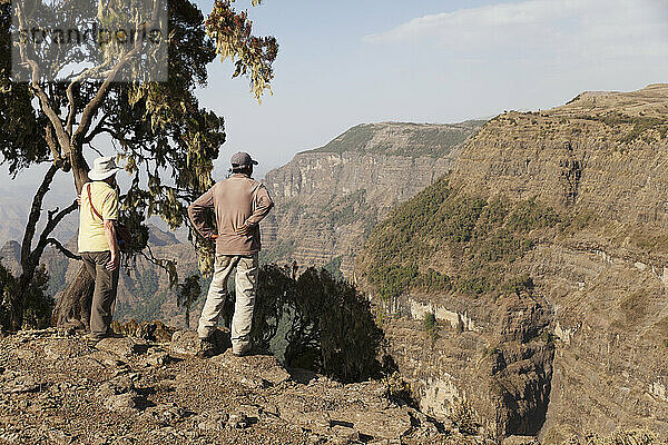 Wanderer am Aussichtspunkt  in der Nähe von Chennak  Simien Mountains National Park; Amhara Region  Äthiopien