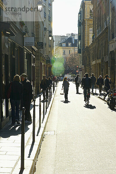 Fußgänger im Marais-Viertel; Paris  Frankreich