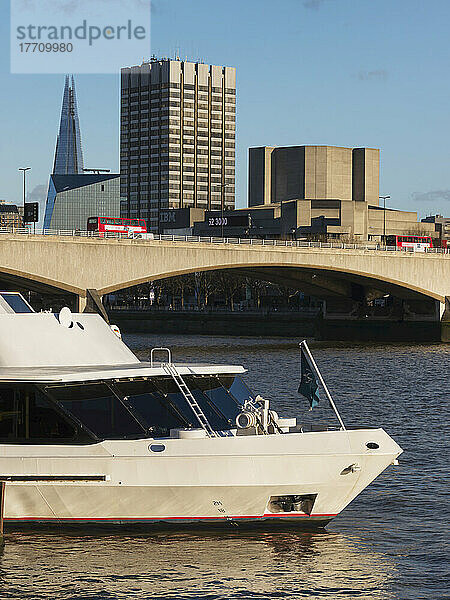 Shard und Waterloo-Brücke; London  England