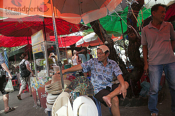 Hutverkäufer auf dem Markt; Bangkok  Thailand