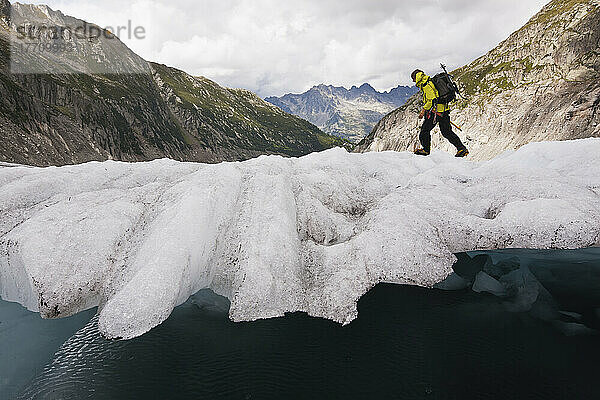 Ein Führer auf dem Gletscher Mer De Glace (Eismeer) mit Steigeisen- und Eispickeltechniken vor dem Versuch einer Besteigung des Mont Blanc; Frankreich
