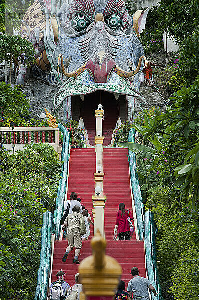 Wat Ban Tham  oder der Drachentempel; Kanchanaburi  Thailand