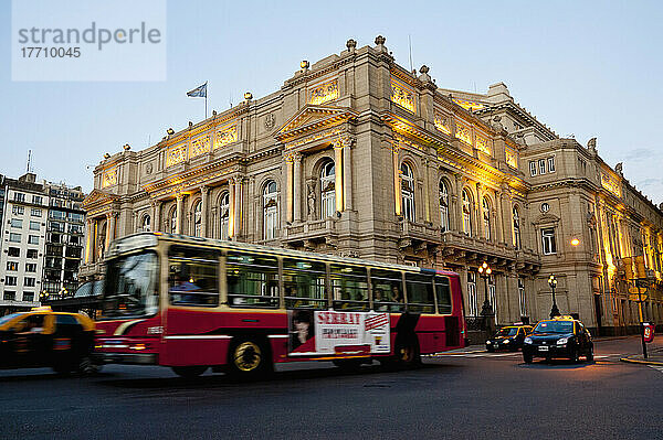 Vor dem Teatro Colon vorbeifahrender Bus  Buenos Aires  Argentinien