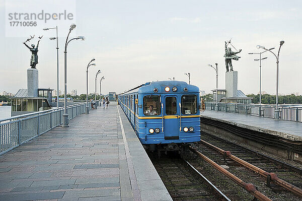 Zug  der über die Metrobrücke fährt; Kiew  Ukraine