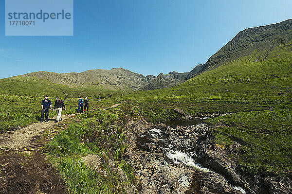 Wanderer auf dem Weg zu einem der Fairy Pools in Coire Na Creiche  Black Cuillin; Isle Of Skye  Schottland