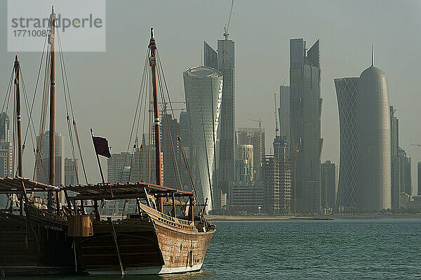 Holzboote im Hafen mit der modernen Skyline von Doha dahinter; Doha  Katar