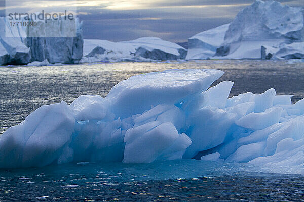 Eine Mitternachtsfahrt durch den Ilulissat-Eisfjord  eine der Unesco-Welterbestätten. Grönland.