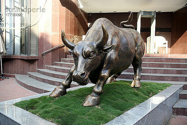 Heiliger Stier am Eingang zur Bombay Stock Exchange im Herzen des kommerziellen Fort-Bereichs; Mumbai  Maharashtra State  Indien
