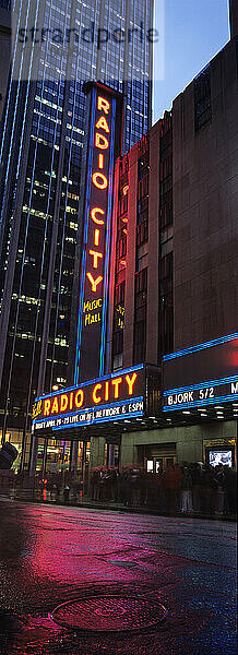 Radio City Music Hall bei Nacht  Midtown Mahnhattan  New York  Usa.
(C) Marc Jackson/Axiom