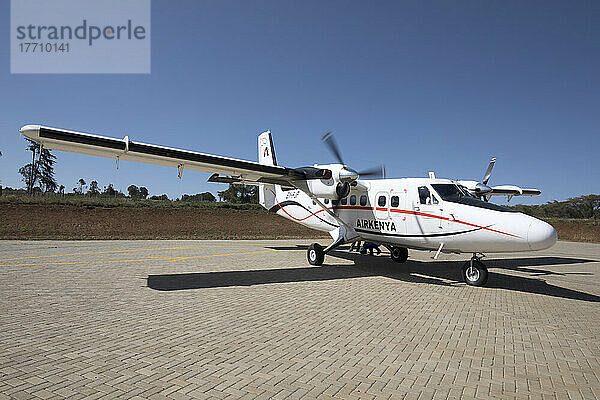 Flugzeug der Air Kenya auf der Landebahn am Mount Kenya  Nyeri County  nahe Nanyuki  Kenia; Nanyuki  Nyeri County  Kenia