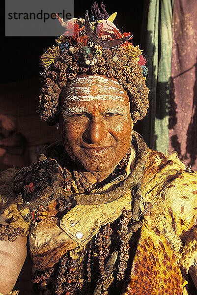 Sadhu Baba Badri Gir aus Faridabad  der die Identität Shivas angenommen hat. Mahanirvani Akhara  Maha Kumbh Mela 2001  Allahabad  Up  Indien