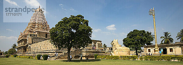 Gangaikondacholapuram  Tempel im dravidischen Stil der Chola-Ära  mit Nandi-Stier-Statue und Fahnenmast; Tamil Nadu  Indien
