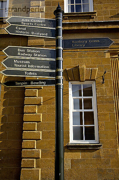 Post- und Zielschilder für Wahrzeichen vor einem Gebäude; Banbury  Oxfordshire  England