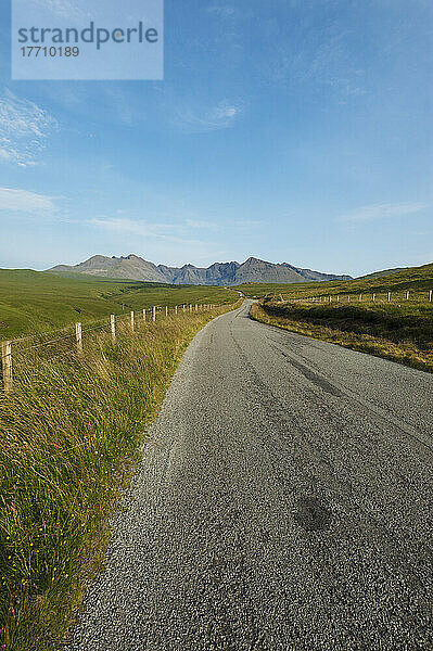 Blick entlang der Straße zwischen Carbost und Glen Brittle in Richtung der Black Cuillin; Isle Of Skye  Schottland